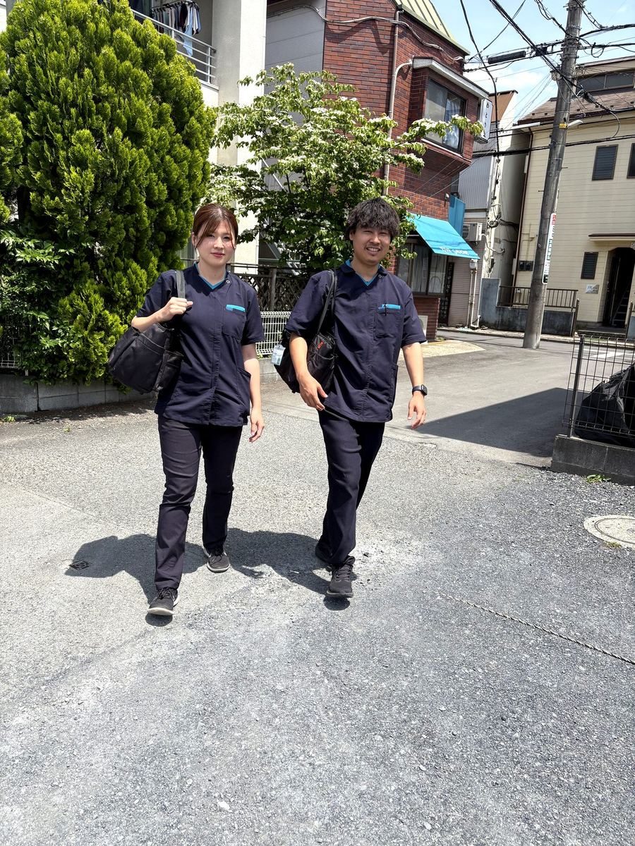 ご利用者様宅へ向かうスタッフ